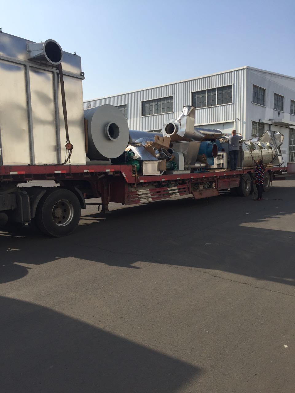 興化某環(huán)?？萍加邢薰?活性碳回轉(zhuǎn)滾筒干燥機出廠